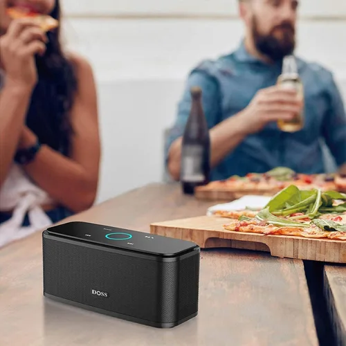 Vista 7 de DOSS SoundBox Touch - Altavoz inalámbrico con Bluetooth, sonido HD de 12W con graves ricos, resistente al agua IPX5, 20 horas de reproducción, manos
