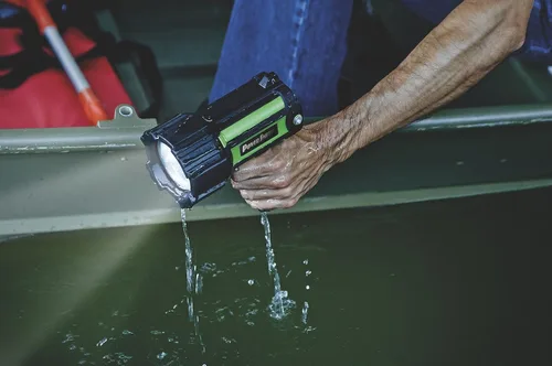 Vista 3 de PowerSmith Proyector recargable de 700 lúmenes, impermeable, recargable de iones de litio, linterna LED con mango ergonómico y cargador (PSL10700W)