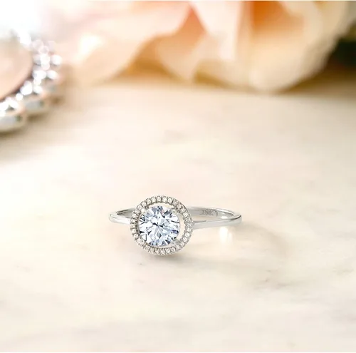 Vista 5 de Gem Stone King Anillo de compromiso de oro blanco de 10 quilates con corazones y flechas redondas de zafiro y diamante para mujer, 1.42 quilates