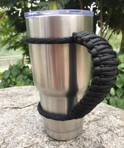 Vista 3 de Mango de Paracord hecho a mano para vaso Yeti/Rtic/Ozark Trail Rambler de 30 onzas (negro)