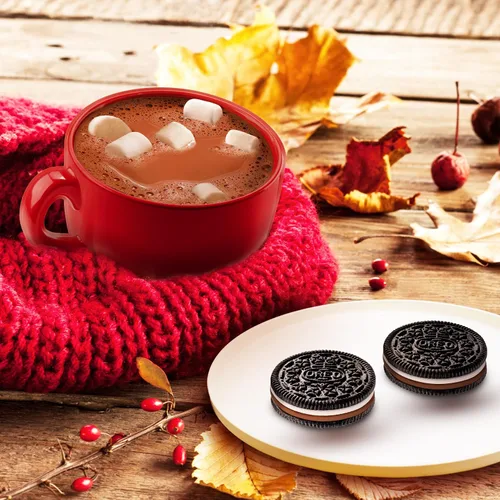 Vista 5 de OREO Galletas sándwich de chocolate con crema de cacao caliente, edición limitada, galletas navideñas, 12.2 onzas