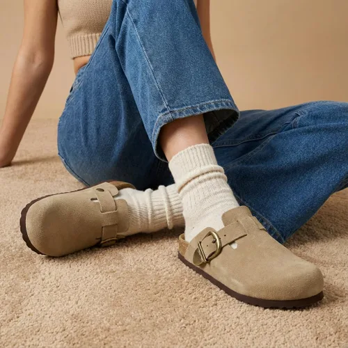 Vista 2 de CUSHIONAIRE Hamlet Zuecos de gamuza de cuero genuino para mujer, zapatos sin cordones con correa de hebilla de metal detallada y plantilla de espuma
