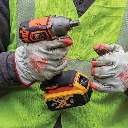 Vista 7 de KLEIN TOOLS BAT20CW Llave de impacto a batería de 1/2 pulgada con diseño compacto para un excelente control en espacios reducidos