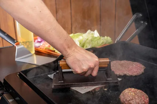 Vista 2 de Traeger Prensa de hamburguesa de hierro fundido para parrillas, mango