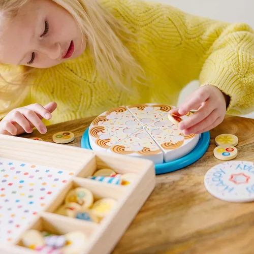 Vista 8 de Melissa & Doug, pastel de fiesta de cumpleaños, juego con alimentos, mezclar y combinar, decoraciones para pastel y 7 velas