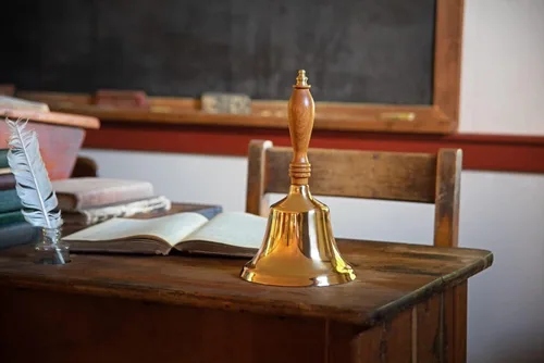 Vista 6 de Bevin Bells - Campana de mano sólida con mango de madera, campanas de latón para hacer ruido 4K