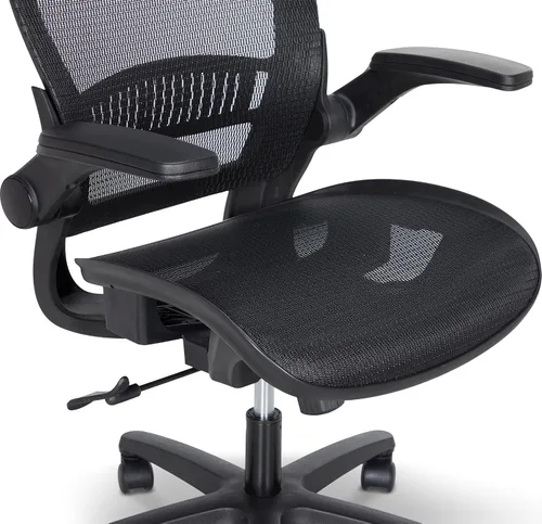 Vista 4 de Amazon Basics Silla ergonómica de escritorio con respaldo alto, cómodos reposabrazos abatibles, asiento de malla contorneada, giratorio, negro, 25.5