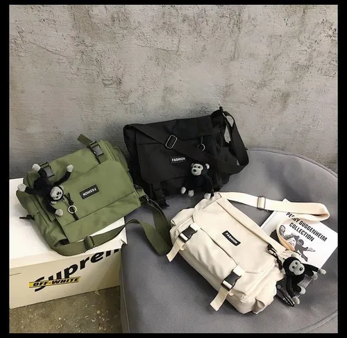 Vista 9 de Inshere Bolso cruzado estético con bonitos pines y adornos, bolsa de mensajero de nailon para el hombro, bolsa japonesa Kawaii para mujeres y hombres
