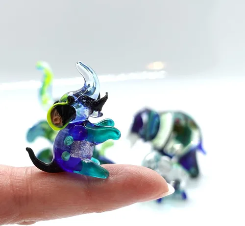 Vista 3 de Figuras en miniatura con diseño de elefante, color negro y verde