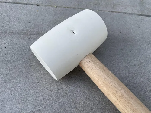 Vista 2 de Sandbaggy Mazo de goma 20 onzas de grado industrial Para aplicaciones como construcción y paisajismo Hecho de roble sólido Cómodo para uso