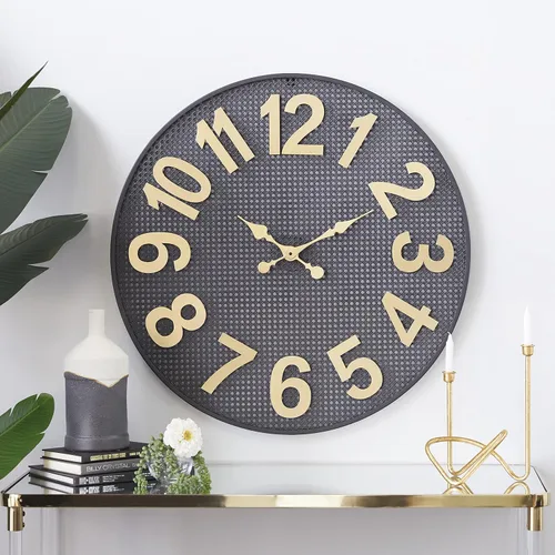 Vista 2 de CosmoLiving by Cosmopolitan Reloj de pared de metal con números dorados, 32" x 1" x 32", negro
