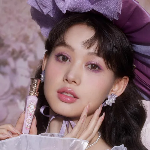 Vista 8 de Flower Knows Violet Strawberry Rococo Glowy Lip Gloss, Light Baby Pink Macaron de fresa G01