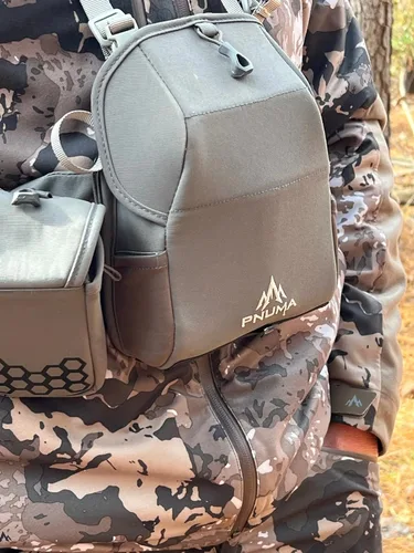 Vista 7 de Pnuma Bino+ - Arnés de tecnología versátil con forro suave, impermeable, duradero, ajustable, para óptica y electrónica