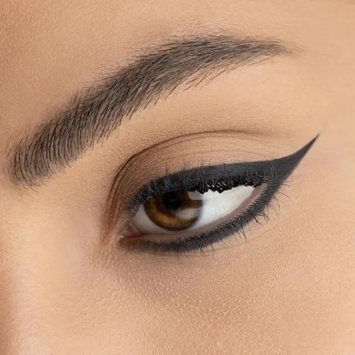 Vista 2 de Radiant Professional Softline Lápiz de ojos impermeable con herramienta de manchas – Forro de larga duración debajo de los ojos para mujeres
