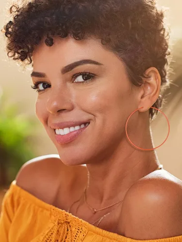 Vista 4 de 12 pares de aretes de neón de los años 80 para mujer, aretes de aro retro coloridos para atuendo de los años 80, accesorios de fiesta brillantes