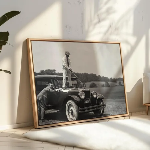 Vista 4 de Poster Master Póster vintage de golfista en la parte superior del auto antiguo, impresión deportiva retro, arte clásico para automóvil, arte