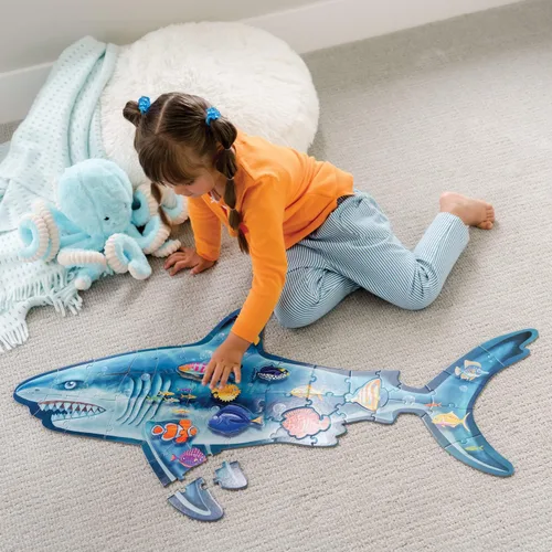 Vista 2 de Peaceable Kingdom Puzzle de suelo de tiburón brillante – Rompecabezas gigante de 53 piezas para niños a partir de 5 años – Piezas de rompecabezas