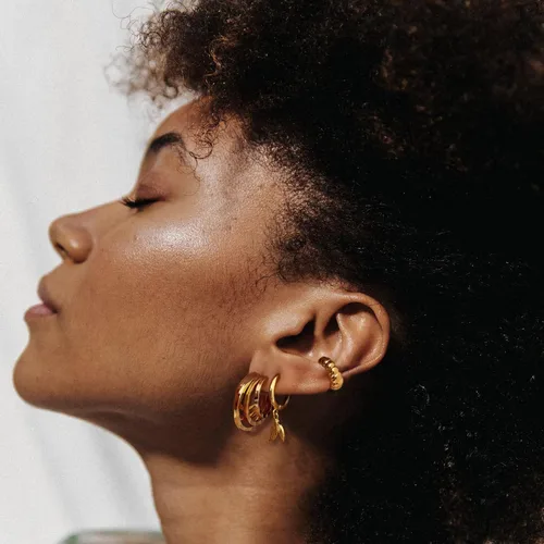 Vista 2 de MRSXIA Aretes Huggie para mujer, diseño de aro de oro de 18 quilates, con relleno de oro de 18 quilates, pequeños, simples, delicados