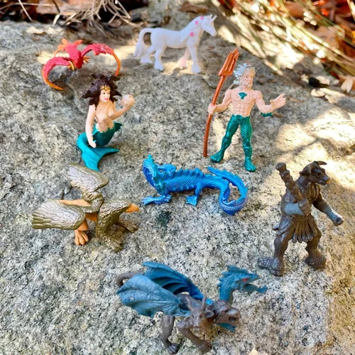 Vista 2 de Safari Ltd. Reino mítico TOOB - 8 mini figuras: Quimera, Grifo, Fénix, Unicornio, Dragón marino, Minotauro, Poseidón y Sirena - Figuras de juguete
