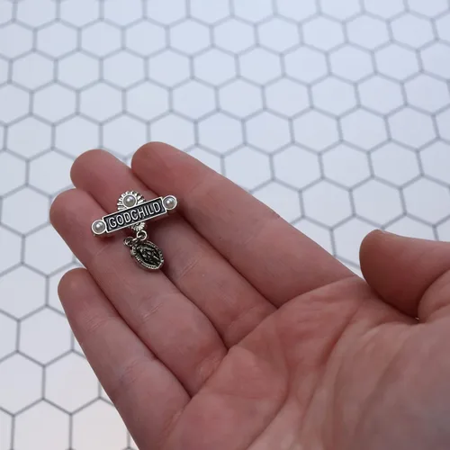 Vista 5 de Medalla Milagrosa Ahijado Bautismo Pin de solapa, regalos católicos de padrinos, incluye versículo Mateo 2819, 1 pulgadas, Zinc, Sin gemas.