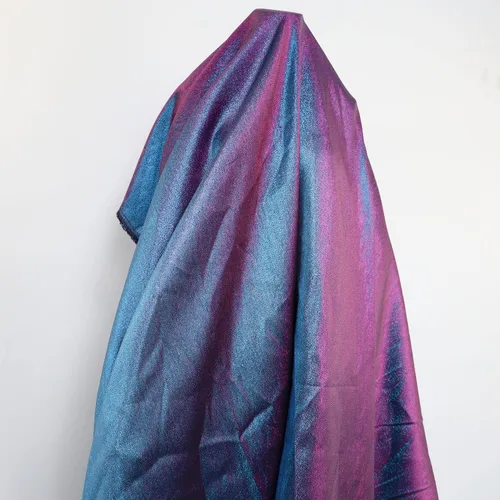 Vista 3 de Tela iridiscente de dos tonos con hilo metálico que cambia de color para coser vestido de disfraz (mezcla azul fucsia) 60 pulgadas de ancho, 1 yarda