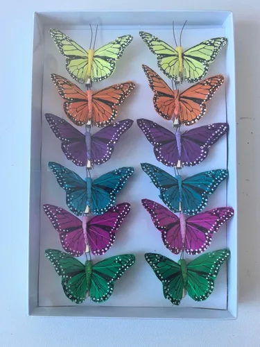 Vista 11 de YCHTEWY - Decoración de mariposa monarca, juego de 12 decoraciones de mariposa de plumas con clip, 3.75", naranja..
