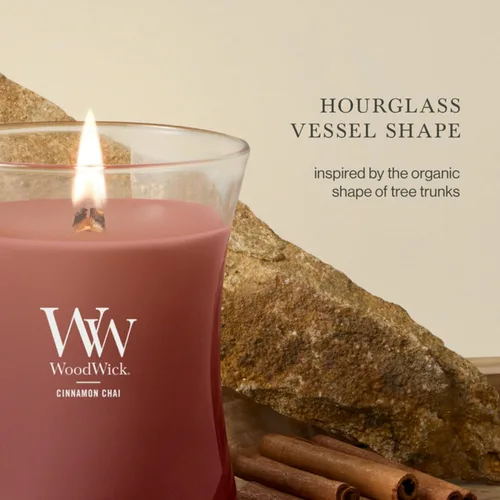Vista 4 de WoodWick Regalos de Velas Navideñas de Canela Chai para Mujeres y Hombres, Vela de Reloj de Arena Mediana de 9.7 oz con Mecha Crepitante