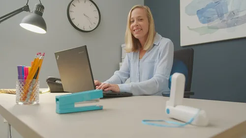 Vista 7 de Spark Innovators Go Fan Flip - Ventilador recargable de 3 velocidades y banco de energía en uno. Cabe en la palma, cuchillas flexibles suaves, hasta