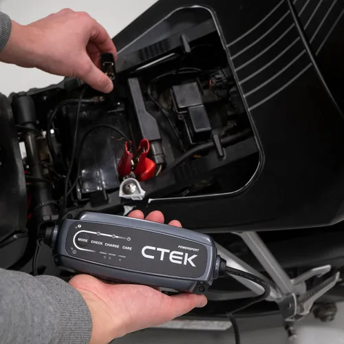 Vista 7 de CTEK CT5, Cargador de Batería Automotriz de 12V para Auto, Motocicleta, ATV, Motonieve - Cargador de Batería por Goteo y Mantenedor de Batería