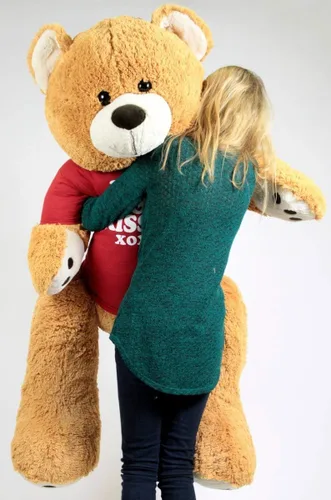 Vista 5 de Big Plush Abrazos y besos oso de peluche gigante de cinco pies de alto color marrón miel viste camiseta que dice abrazos y besos XOXO