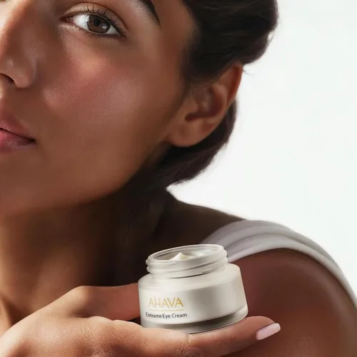Vista 5 de AHAVA Crema para ojos reafirmante extrema: reafirma, hidrata, suaviza y reduce las arrugas del área de los ojos, enriquecida con complejo extremo