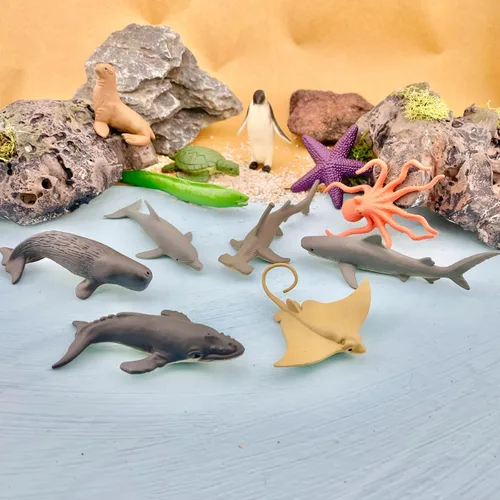 Vista 3 de Safari Ltd Ocean TOOB viene con 12 diferentes modelos de figuras de juguete de animales pintados a mano incluyendo león marino, rayo de águila