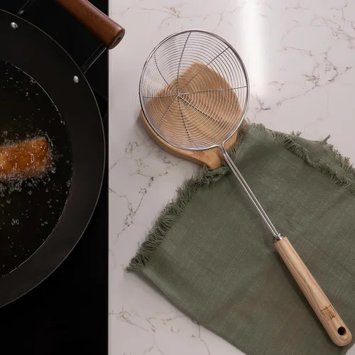 Vista 23 de Joyce Chen Kitchen Spider Strainer - Cesta de alambre de acero inoxidable de 7 pulgadas con mango de bambú resistente al calor