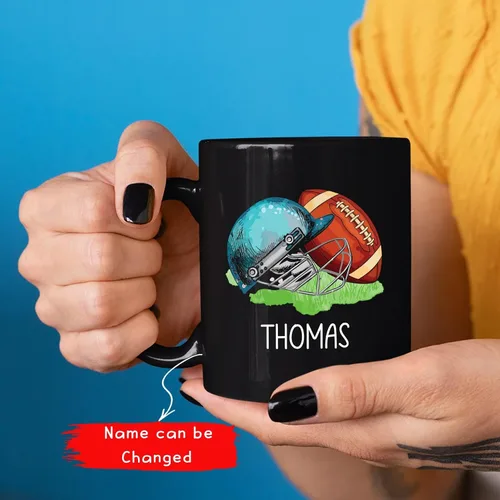 Vista 2 de Taza de café de fútbol americano con nombre personalizado, regalo de fútbol personalizado, porcelana negra 11oz y 15oz