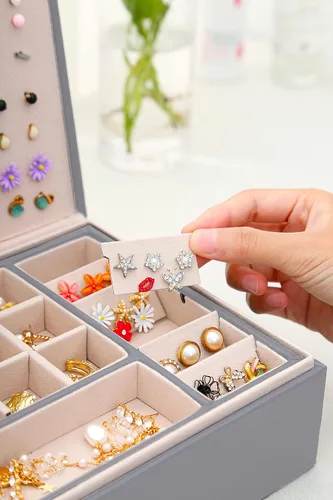 Vista 4 de QBestry Organizador de aretes de tuerca para mujeres y niñas caja de joyería gris para aretes collar organizador de joyas caja de aretes para mujer