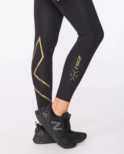 Vista 6 de 2XU Mallas de compresión Force de tiro medio para mujer con cintura plana y ancha para entrenamiento y fitness, negrodorado, talla XS