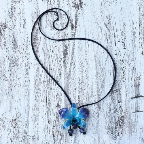 Vista 3 de NOVICA Collar largo artesanal hecho a mano de sodalita de orquídea natural, flor de lariat, hoja de cuero, azul Tailandia, floral 'azul medianoche