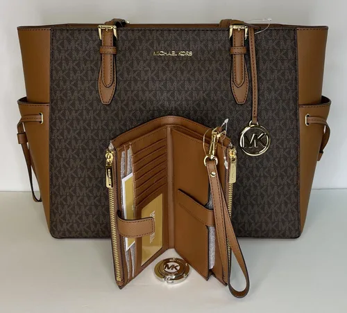 Vista 3 de Michael Kors MICHAEL Michel Kors Gilly - Bolsa de viaje con cordón grande con doble cierre para la muñeca