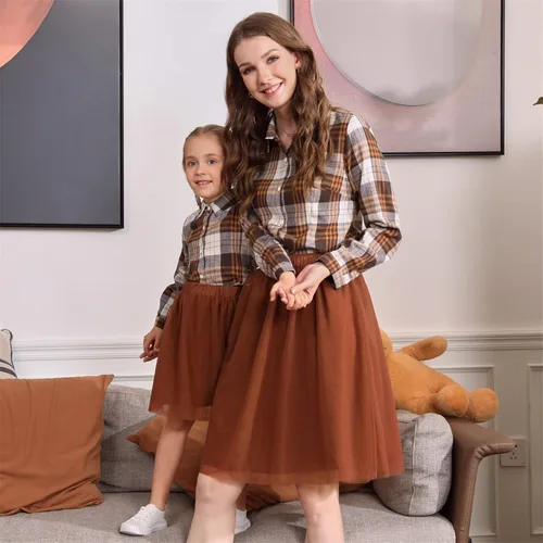 Vista 4 de PATPAT Conjuntos familiares a juego para mamá y yo, vestido de malla de tul de manga larga, camisa de botones a cuadros