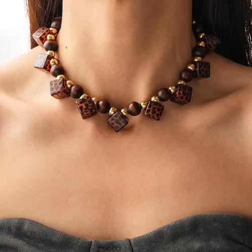 Vista 2 de Leopard Print Amber Acrylic Heart Choker Necklace for Women, Vintage Punk Chunky Resin Pearl Beaded Strand Adjustable Lightweight Trendy Fashion