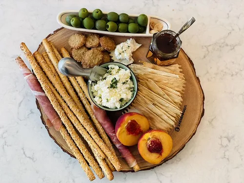 Vista 2 de Zassenhaus Natural Bark - Tabla redonda de madera de acacia para servir y queso, 12.5 pulgadas, marrón