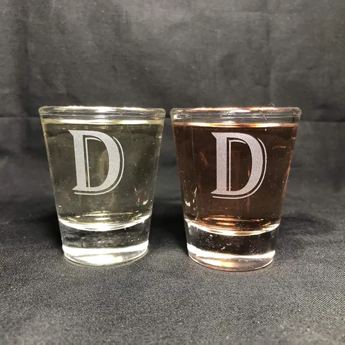 Vista 4 de Juego de 2 vasos de chupito con letras de monograma de 1.5 oz (B)