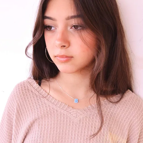 Vista 4 de AVNIS Collar con letra de ópalo azul, collar con inicial de ópalo azul, cadena de plata esterlina