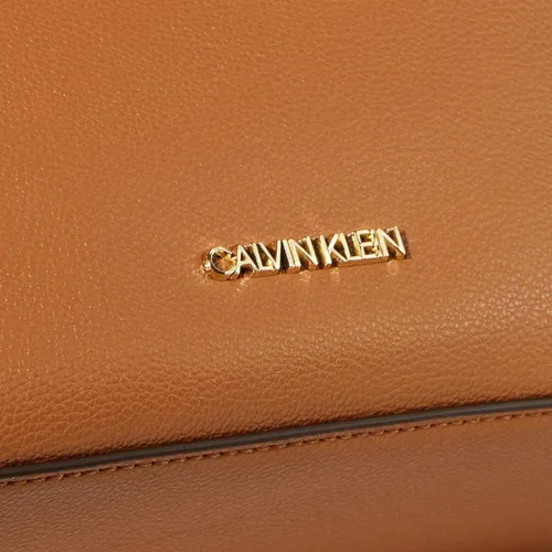 Vista 6 de Calvin Klein Hailey Micro Pebble - Cadena cruzada con triple compartimento