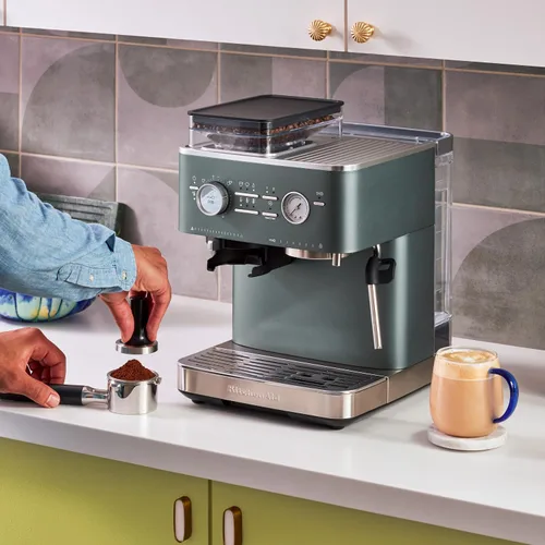 Vista 8 de KitchenAid Máquina de café expreso semiautomática con molinillo de rebabas, 2.5L, KES6551JP, enebro Juniper