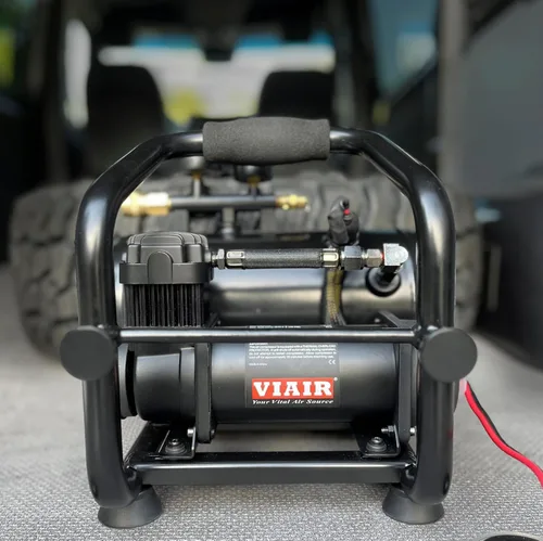 Vista 5 de VIAIR Compresor Plug-N-Play 380C, 12V, tanque de 1.5 galones, 200 PSI nominal con acceso de alimentación de 7 vías, para clavar, herramientas