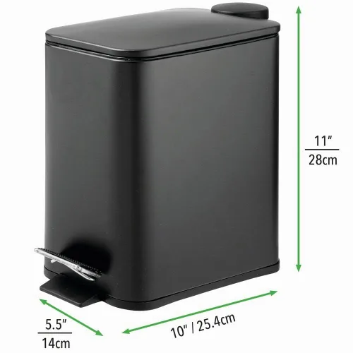 Vista 5 de mDesign Bote de basura rectangular de metal delgado de 1.3 galones/5 litros con pedal de paso, tapa de cierre fácil, forro removible - Papelera Negro