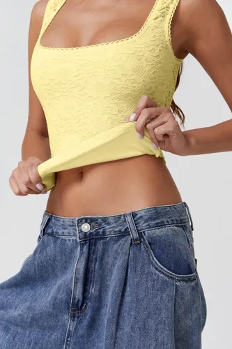 Vista 3 de QINSEN Camiseta sin mangas de doble capa con cuello cuadrado y ribete de encaje para mujer Amarillo claro