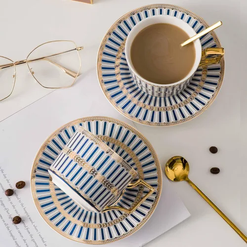 Vista 3 de Juegos de tazas de café de cerámica y platillos, Servicio de tazas de té de porcelana de hueso azul y dorado británico para 4, Caja de regalo, juego