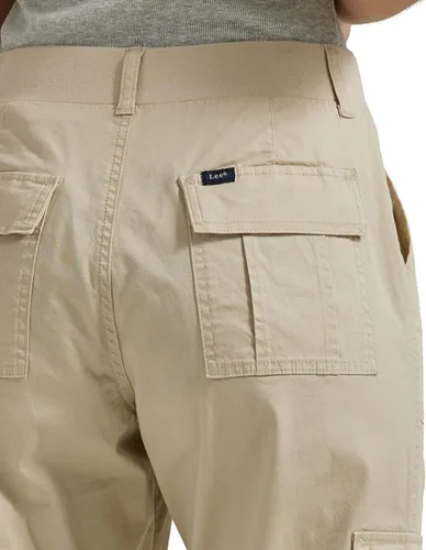 Vista 4 de Lee Ultra Lux Comfort con pantalón capri tipo cargo flexible para mujer